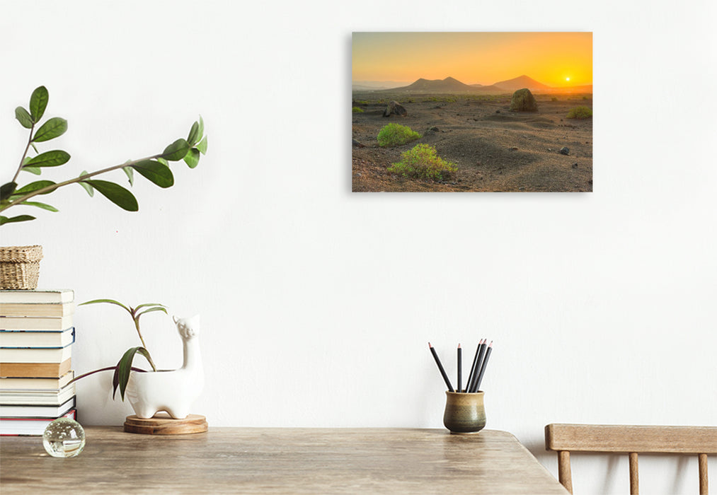 Premium Textil-Leinwand Vulkanlandschaft auf Lanzarote im Zauber des ersten Sonnenlichts