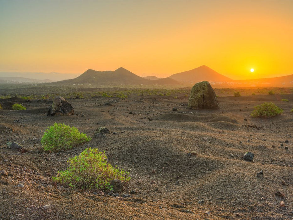 Vulkanlandschaft auf Lanzarote im Zauber des ersten Sonnenlichts - CALVENDO Foto-Puzzle'