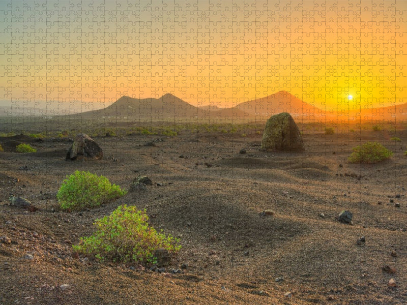 Vulkanlandschaft auf Lanzarote im Zauber des ersten Sonnenlichts - CALVENDO Foto-Puzzle'