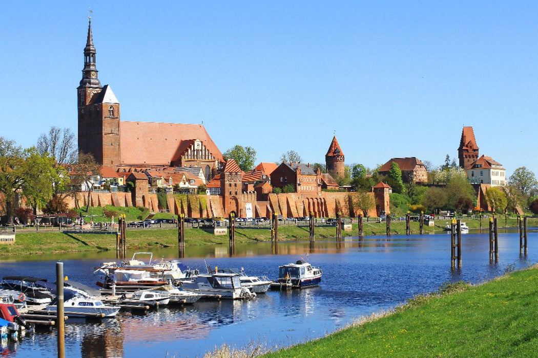 Premium Textil-Leinwand Tangermünde, Stadtsilhouette und Hafen