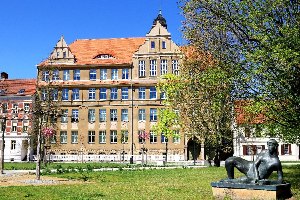 Premium Textil-Leinwand Stendal, Rudolf-Hildebrandt-Gymnasium mit der Statue "Die Liegende"