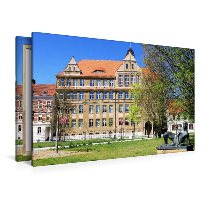 Premium Textil-Leinwand Stendal, Rudolf-Hildebrandt-Gymnasium mit der Statue "Die Liegende"
