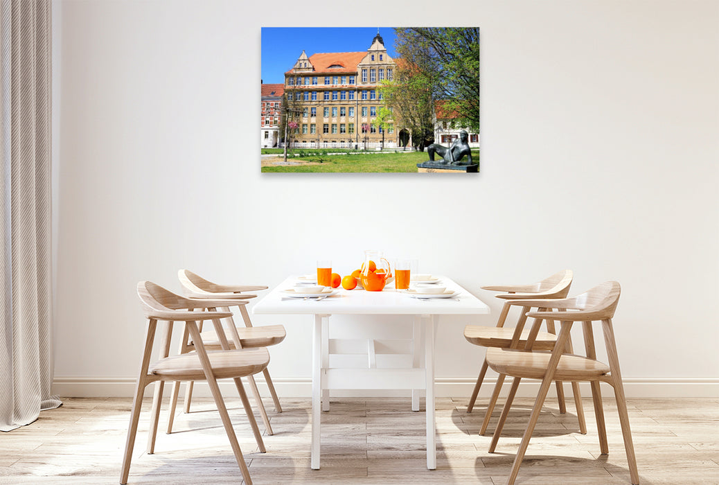 Premium Textil-Leinwand Stendal, Rudolf-Hildebrandt-Gymnasium mit der Statue "Die Liegende"