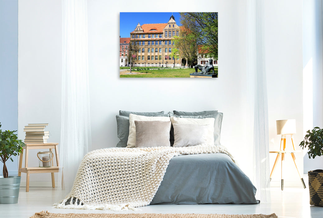 Premium Textil-Leinwand Stendal, Rudolf-Hildebrandt-Gymnasium mit der Statue "Die Liegende"