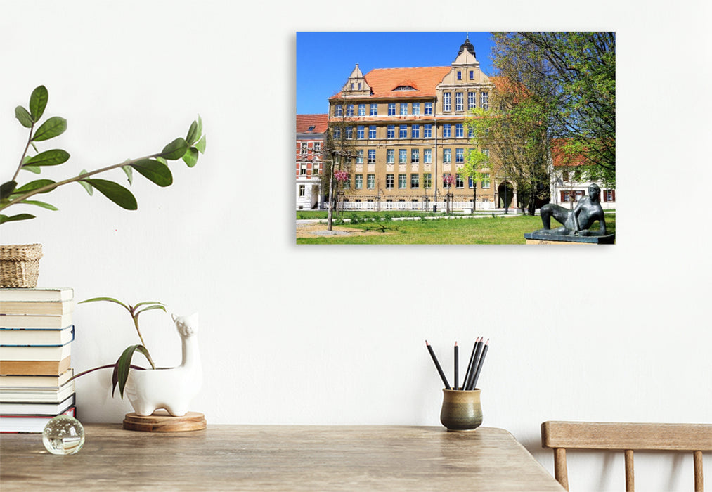 Premium Textil-Leinwand Stendal, Rudolf-Hildebrandt-Gymnasium mit der Statue "Die Liegende"