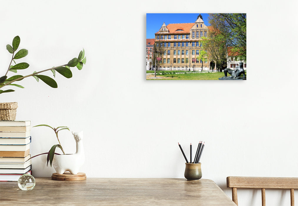 Premium Textil-Leinwand Stendal, Rudolf-Hildebrandt-Gymnasium mit der Statue "Die Liegende"