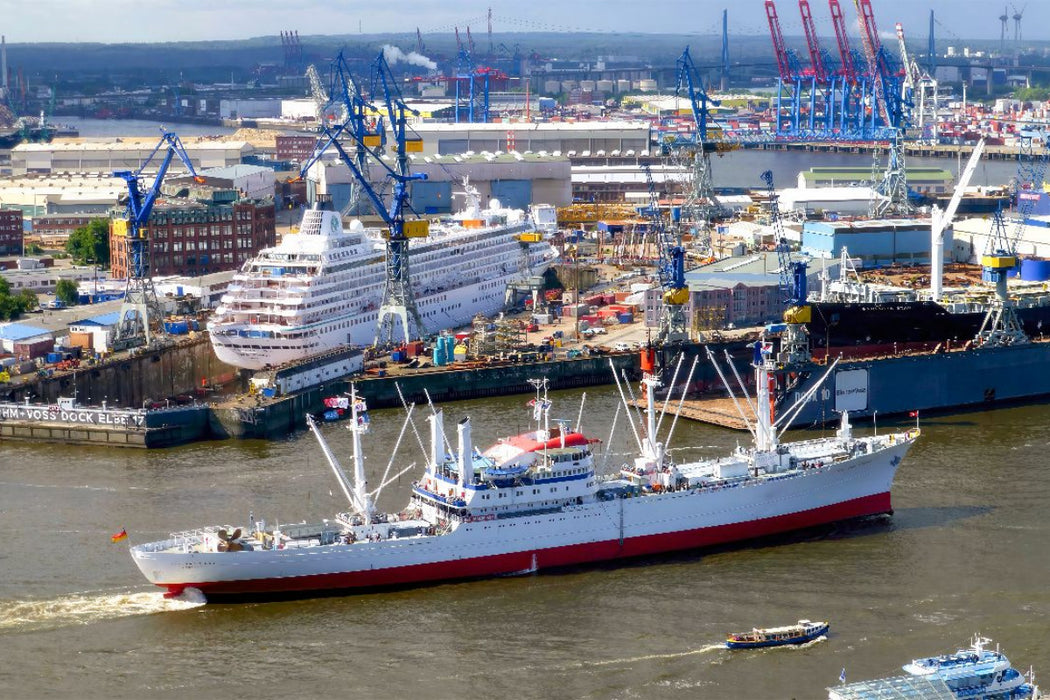 Premium Textil-Leinwand Hamburger Hafen Panorama mit Blick auf eine Werft