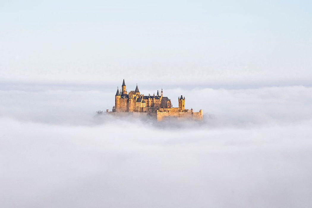 Premium Textil-Leinwand Burg Hohenzollern im Nebelmeer