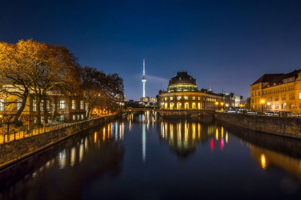 Premium Textil-Leinwand Museumsinsel in Berlin und Fernsehturm bei Nacht