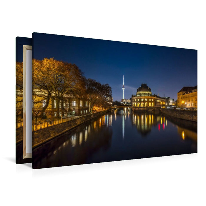 Premium Textil-Leinwand Museumsinsel in Berlin und Fernsehturm bei Nacht
