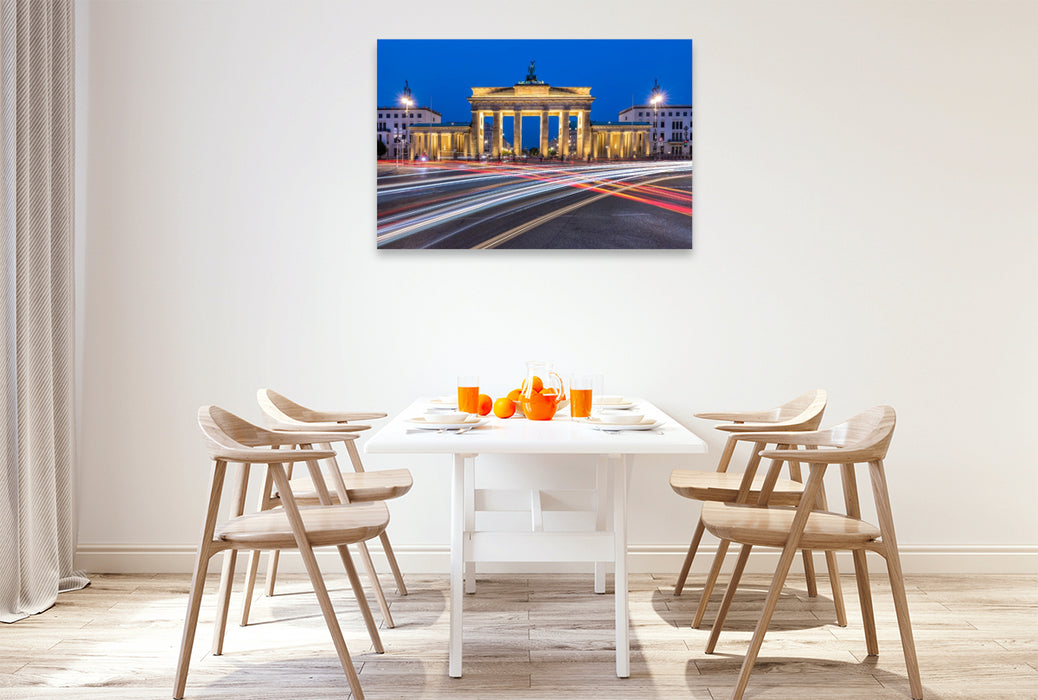 Premium Textil-Leinwand Brandenburger Tor - Abendliche Berliner Dynamik