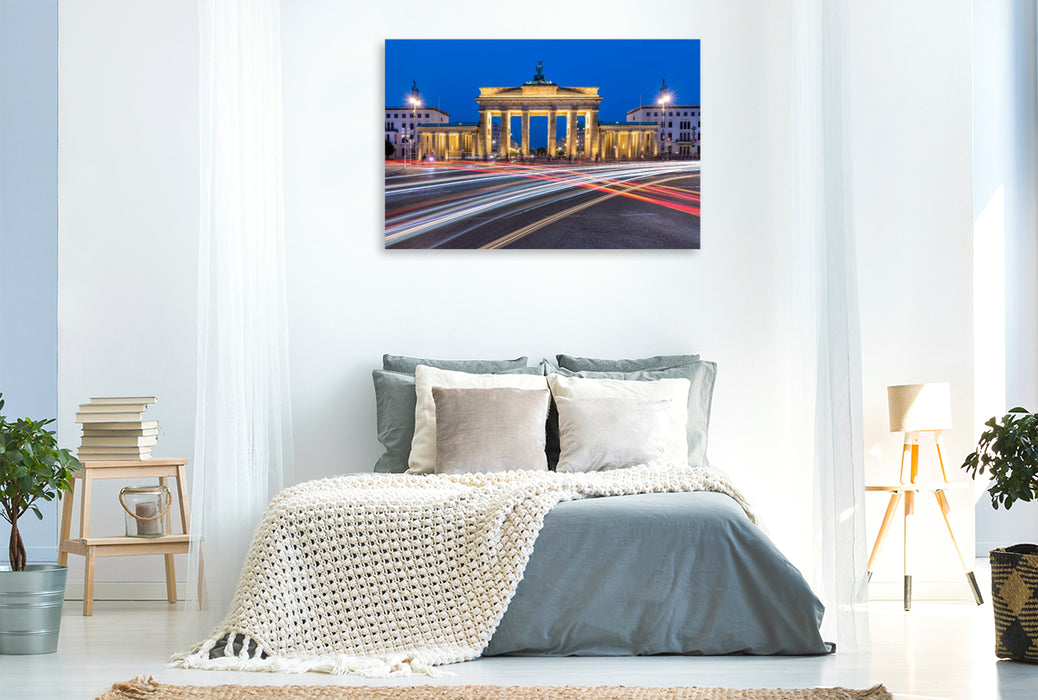Premium Textil-Leinwand Brandenburger Tor - Abendliche Berliner Dynamik