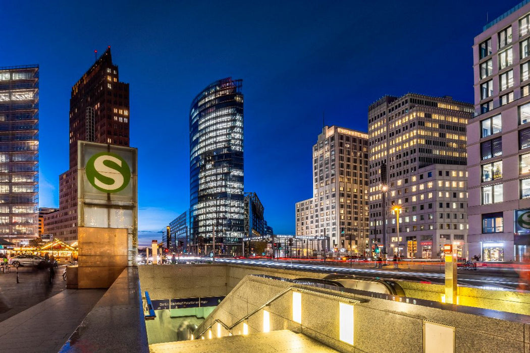 Premium Textil-Leinwand Potsdamer Platz - Urbanes Flair zur blauen Stunde