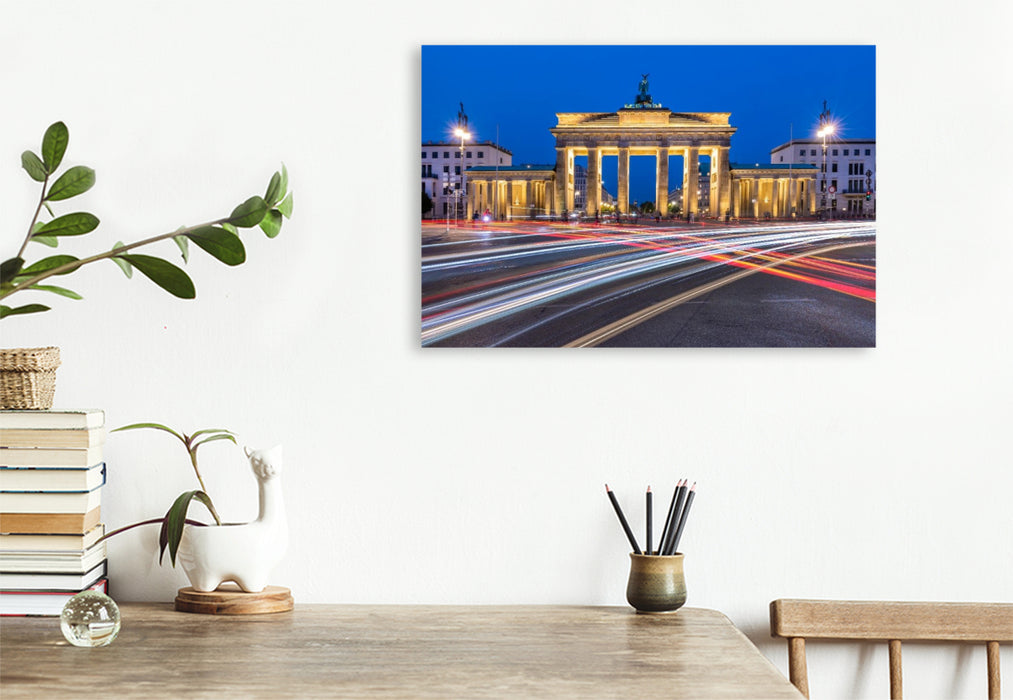 Premium Textil-Leinwand Brandenburger Tor - Abendliche Berliner Dynamik
