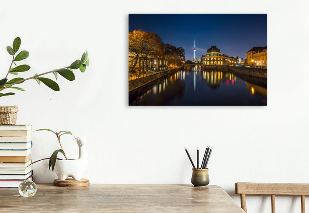 Premium Textil-Leinwand Museumsinsel in Berlin und Fernsehturm bei Nacht