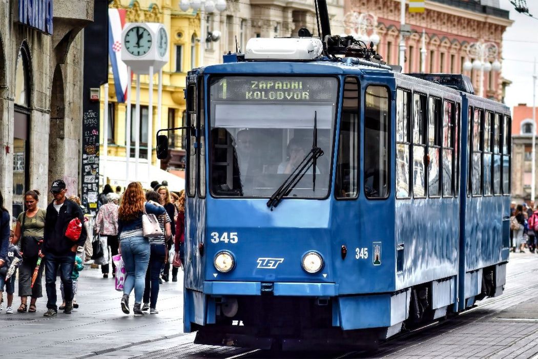 Premium Textil-Leinwand Eine Tatra KT4YU-Straßenbahn in Zagreb.