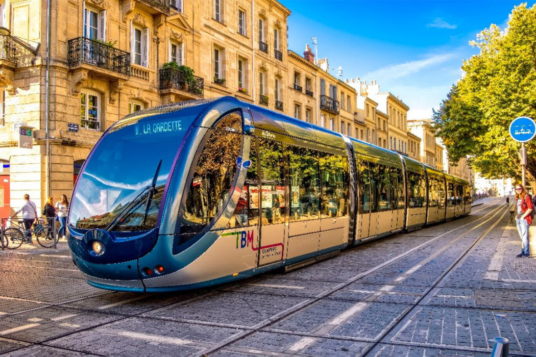 Premium Textil-Leinwand Eine hochmoderne Tram, unterwegs in Bordeaux