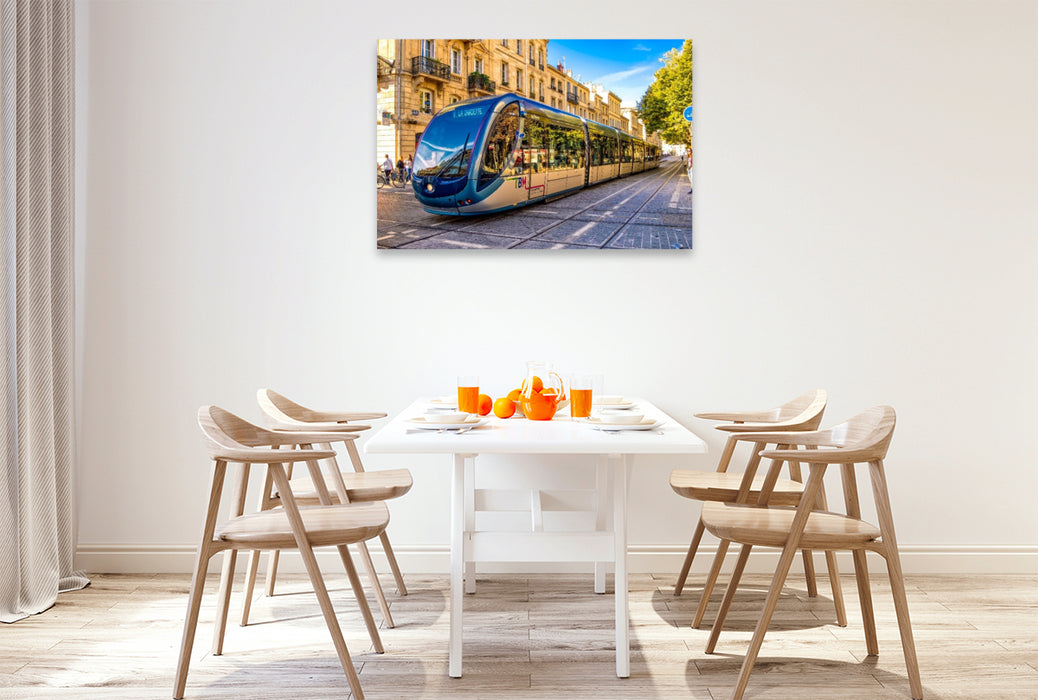 Premium Textil-Leinwand Eine hochmoderne Tram, unterwegs in Bordeaux