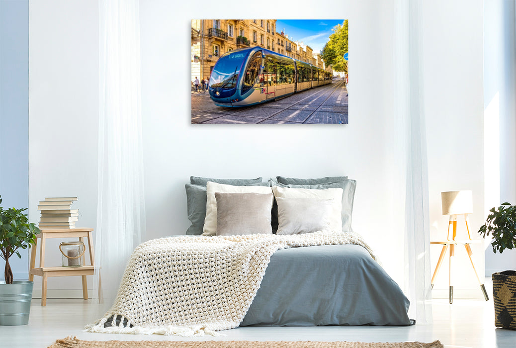 Premium Textil-Leinwand Eine hochmoderne Tram, unterwegs in Bordeaux