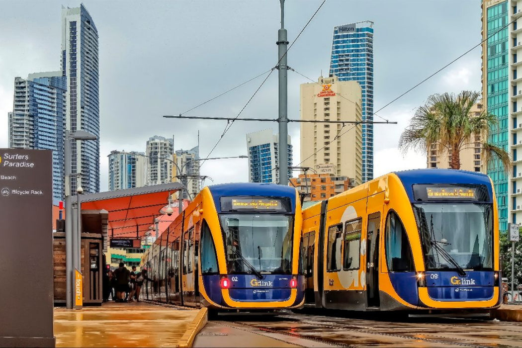 Premium Textil-Leinwand Zwei Straßenbahnwagen im Surfers Paradise, Gold Coast, Queensland, Australien