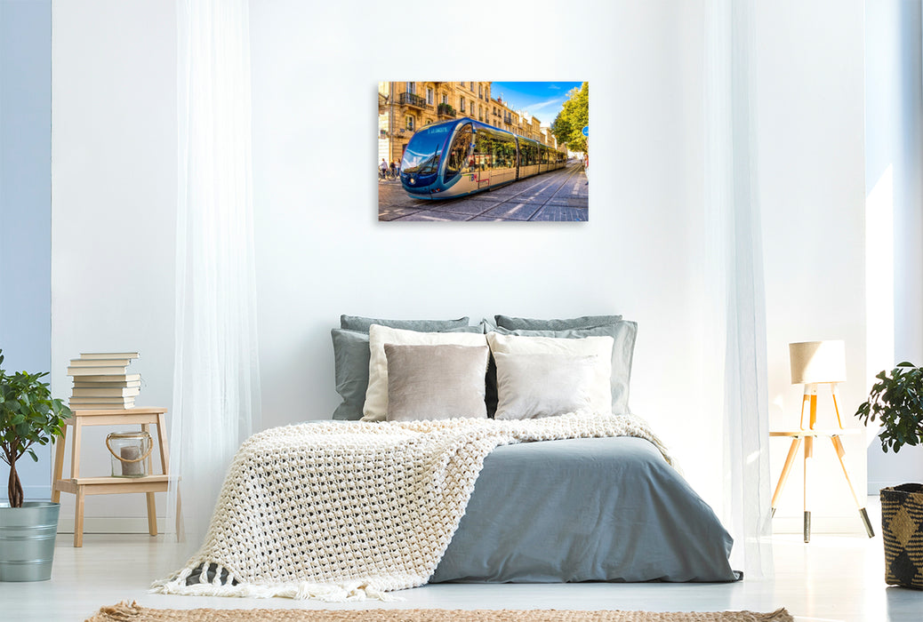 Premium Textil-Leinwand Eine hochmoderne Tram, unterwegs in Bordeaux
