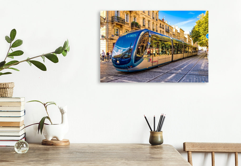 Premium Textil-Leinwand Eine hochmoderne Tram, unterwegs in Bordeaux