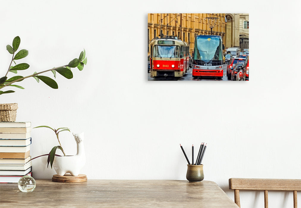 Premium Textil-Leinwand Eine moderne, niederflurige Gelenkstraßenbahn in Prag
