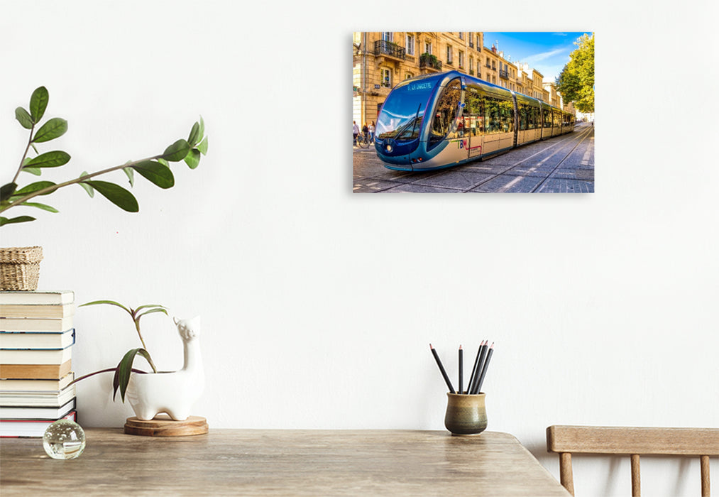 Premium Textil-Leinwand Eine hochmoderne Tram, unterwegs in Bordeaux