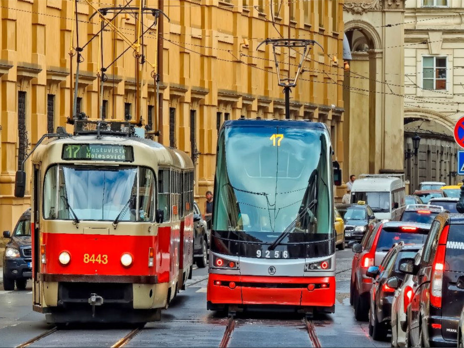 Eine moderne, niederflurige Gelenkstraßenbahn in Prag - CALVENDO Foto-Puzzle'