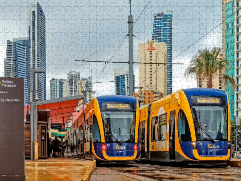 Zwei Straßenbahnwagen im Surfers Paradise, Gold Coast, Queensland, Australien - CALVENDO Foto-Puzzle'