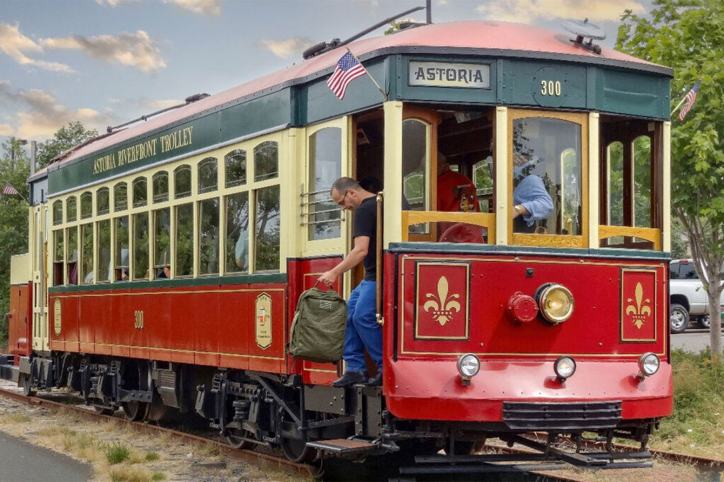 Premium Textil-Leinwand Diese historische Straßenbahn ist Teil der Astoria Riverfront Trolley-Flotte in Astoria, Oregon