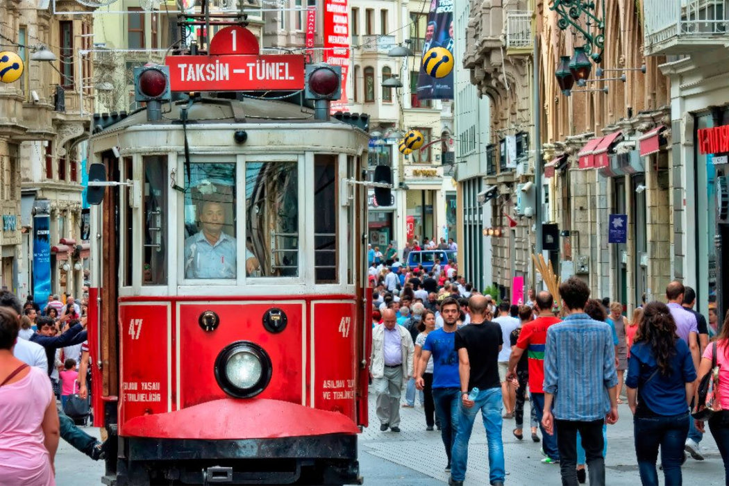Premium Textil-Leinwand Nostalgische Straßenbahn in Istanbul