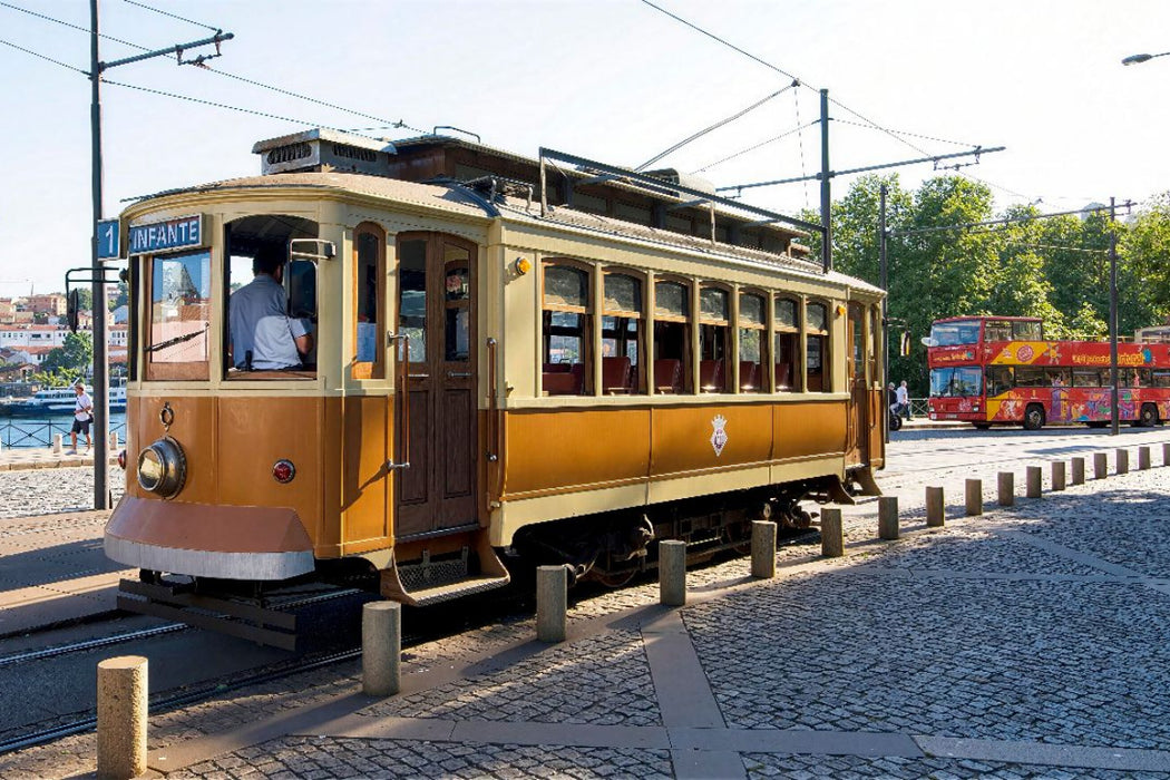 Premium Textil-Leinwand Historische Straßenbahn in Porto