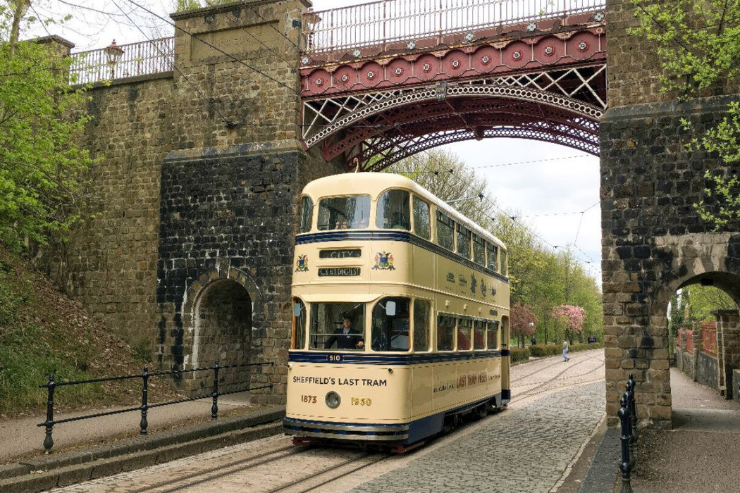 Premium Textil-Leinwand Die historische Straßenbahn Sheffield 510, die Straßenbahn fährt durch das National Tramway Museum in Crich, Derbyshire in Großbritanien