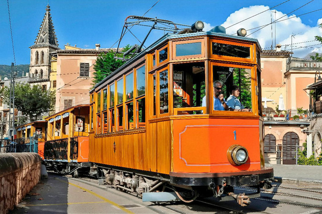 Premium Textil-Leinwand Die historische Straßenbahn Tramvia de Sóller auf Mallorca