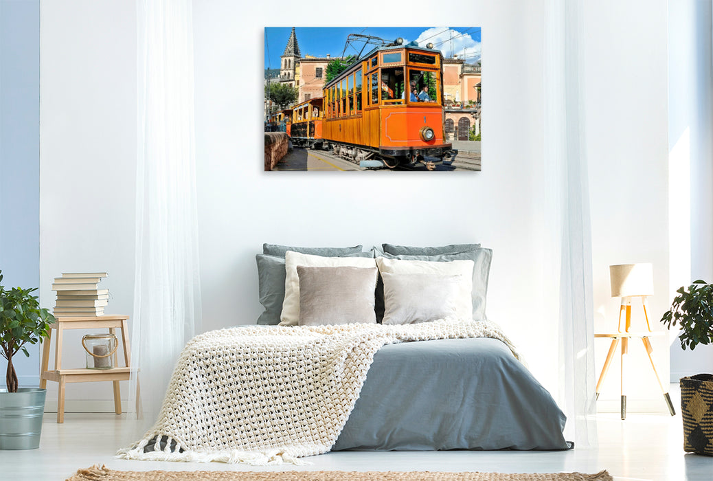 Premium Textil-Leinwand Die historische Straßenbahn Tramvia de Sóller auf Mallorca