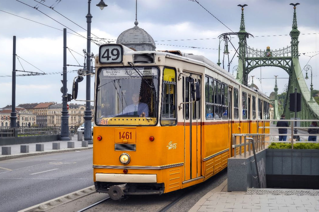 Premium Textil-Leinwand Ein Gelenktriebwagen in Budapest
