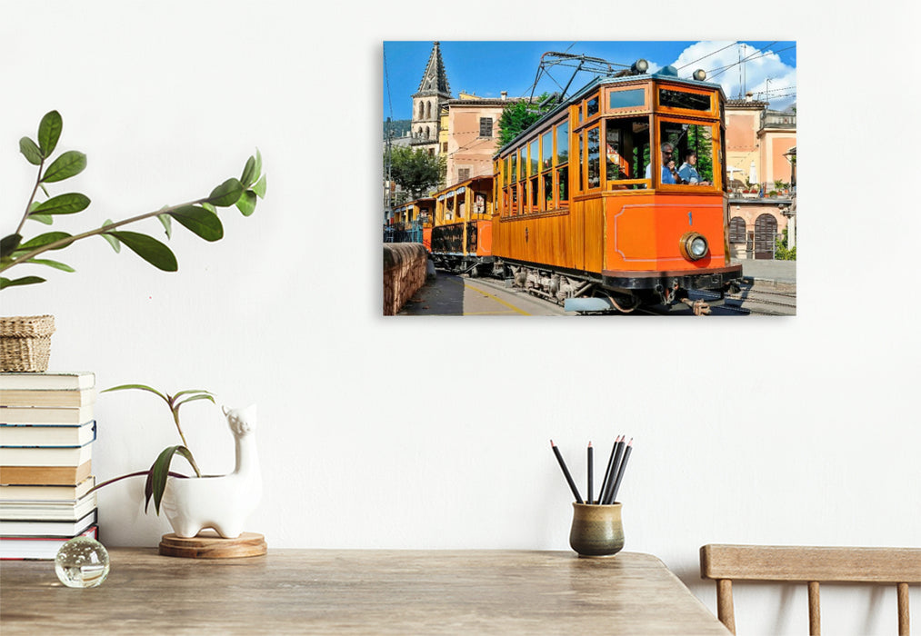 Premium Textil-Leinwand Die historische Straßenbahn Tramvia de Sóller auf Mallorca