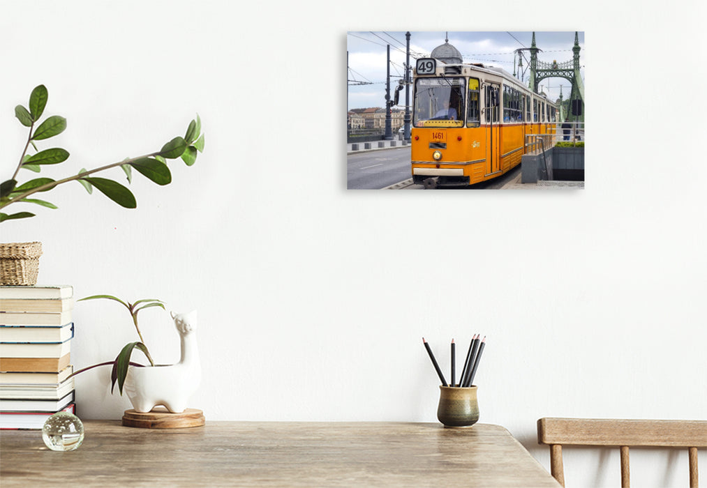Premium Textil-Leinwand Ein Gelenktriebwagen in Budapest