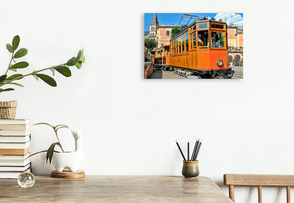 Premium Textil-Leinwand Die historische Straßenbahn Tramvia de Sóller auf Mallorca
