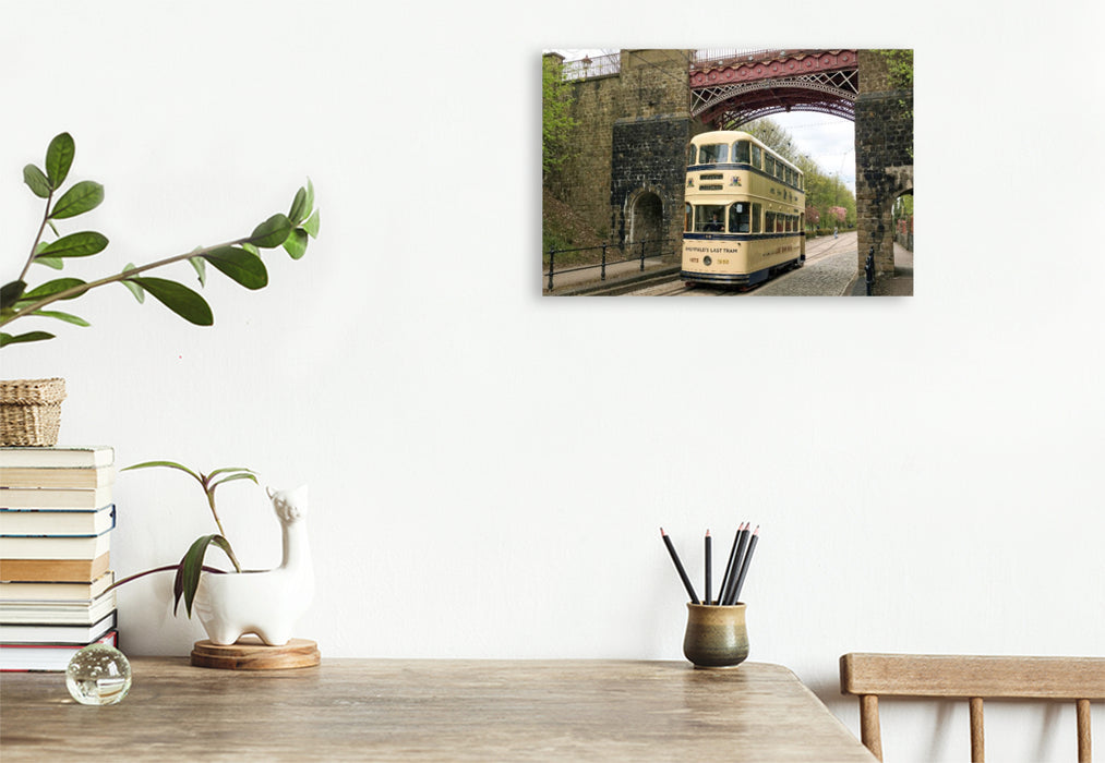 Premium Textil-Leinwand Die historische Straßenbahn Sheffield 510, die Straßenbahn fährt durch das National Tramway Museum in Crich, Derbyshire in Großbritanien