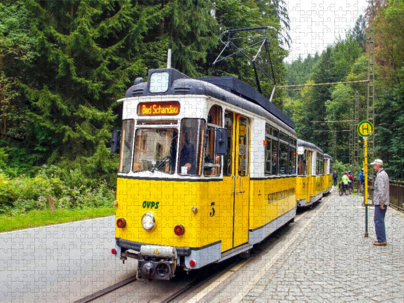 Die Kirnitzschtalbahn - eine historische Überlandstraßenbahn, sie verbindet seit 1898 Bad Schandau mit dem Lichtenhainer Wasserfall - CALVENDO Foto-Puzzle'