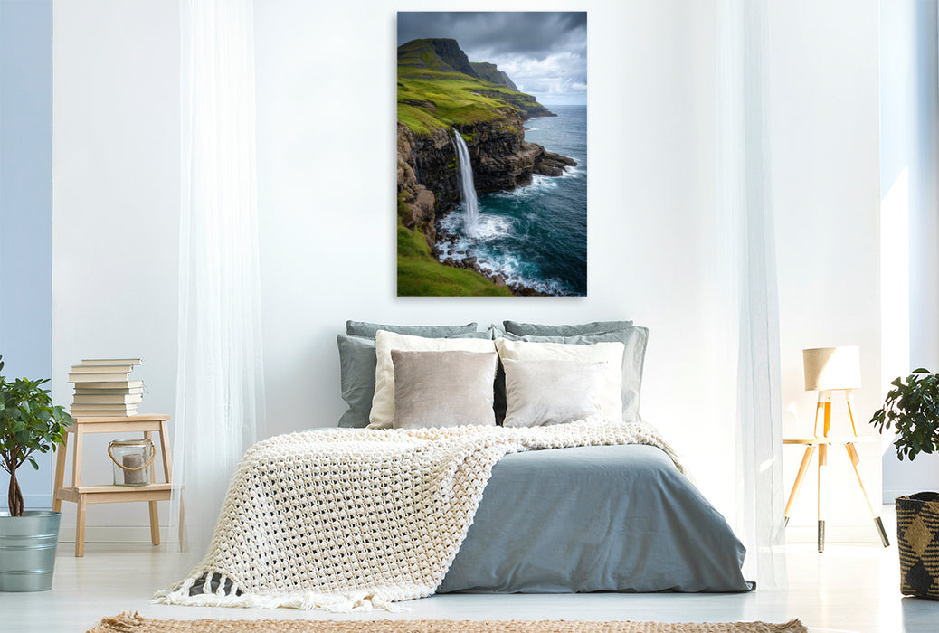 Premium Textil-Leinwand Färöer – Múlafossur Wasserfall