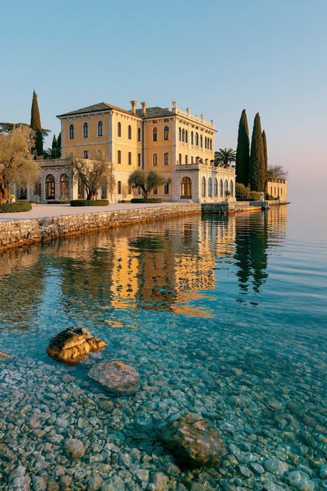 Premium Textil-Leinwand Gargnano – Exklusive Ruhe am Lago di Garda