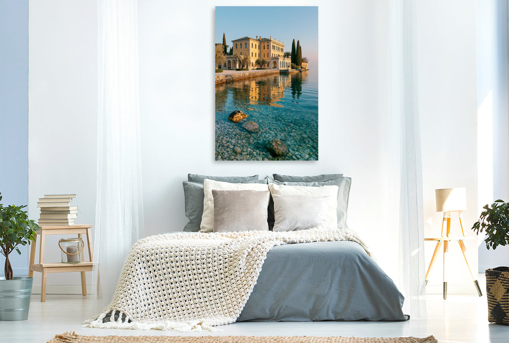 Premium Textil-Leinwand Gargnano – Exklusive Ruhe am Lago di Garda