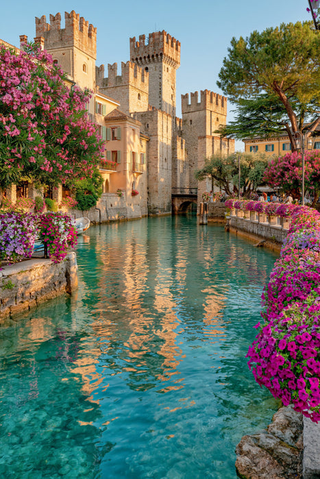 Premium Textil-Leinwand Sirmione – Romantik und Geschichte am Gardasee