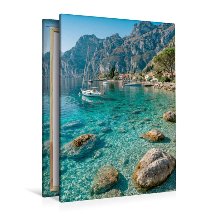 Premium Textil-Leinwand Torbole – Türkisblaues Wasser und alpine Freiheit