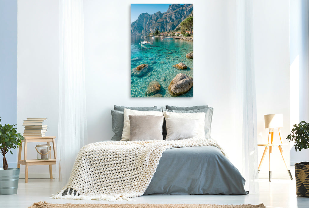 Premium Textil-Leinwand Torbole – Türkisblaues Wasser und alpine Freiheit