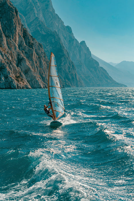 Premium Textil-Leinwand Torbole – Windsurfen auf dem türkisfarbenen Gardasee