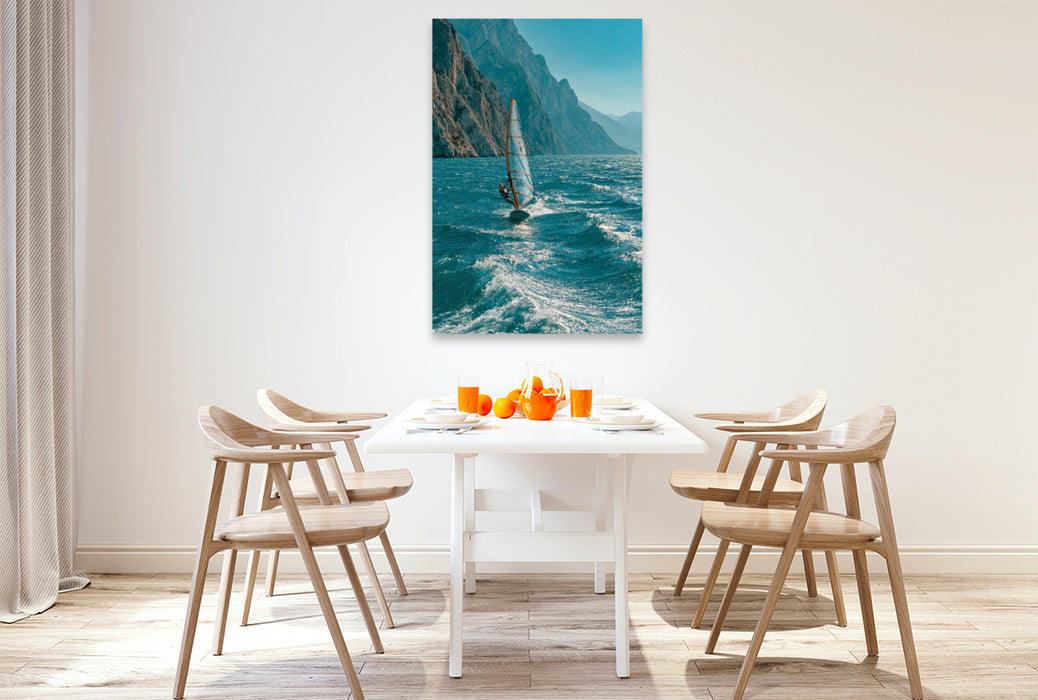 Premium Textil-Leinwand Torbole – Windsurfen auf dem türkisfarbenen Gardasee